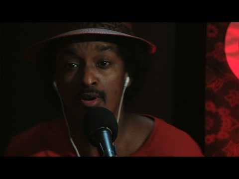 K’naan, Waving flag… Beautiful song. – Moff Video